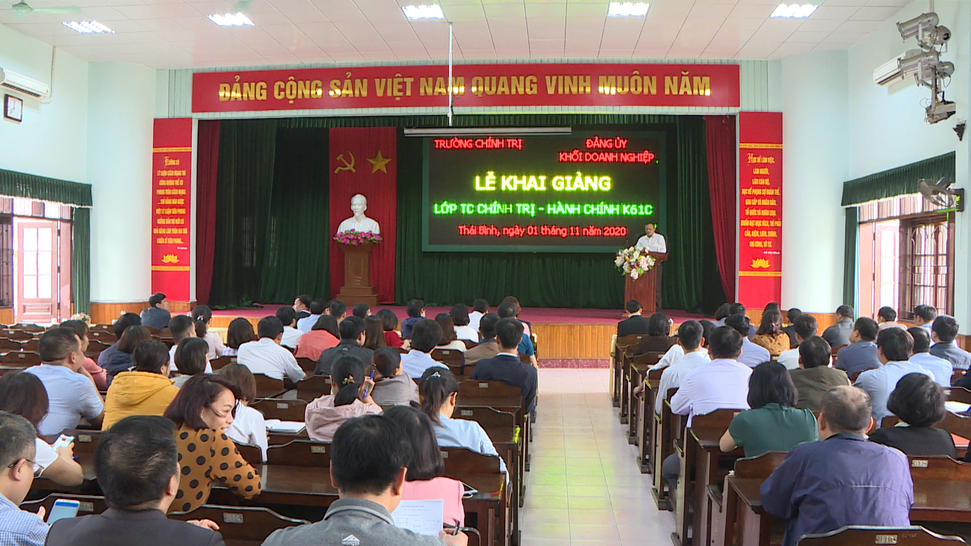 Khai giảng lớp trung cấp Chính trị - Hành chính cho các đảng viên khối Doanh nghiệp Thái Bình